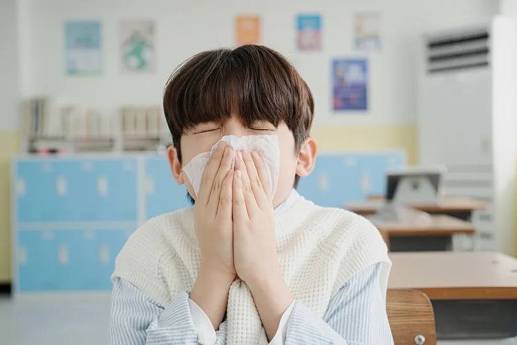 秋季花粉高峰期，让人过敏的蒿草来自哪、怎么治？